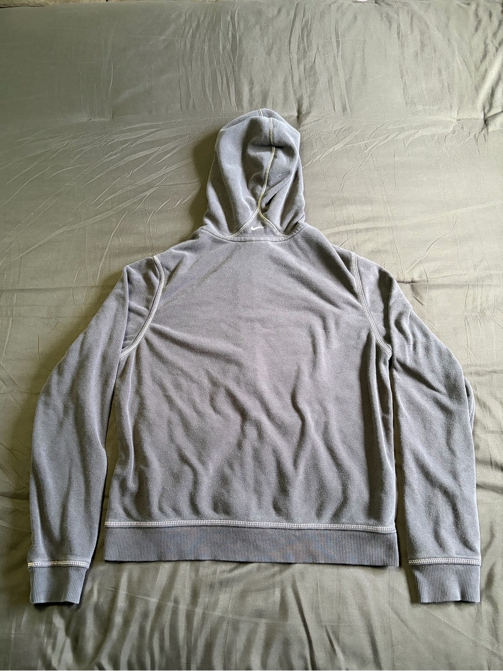 Y2K 2000s Nike black zip up hoodie w/white stitching. Size L.